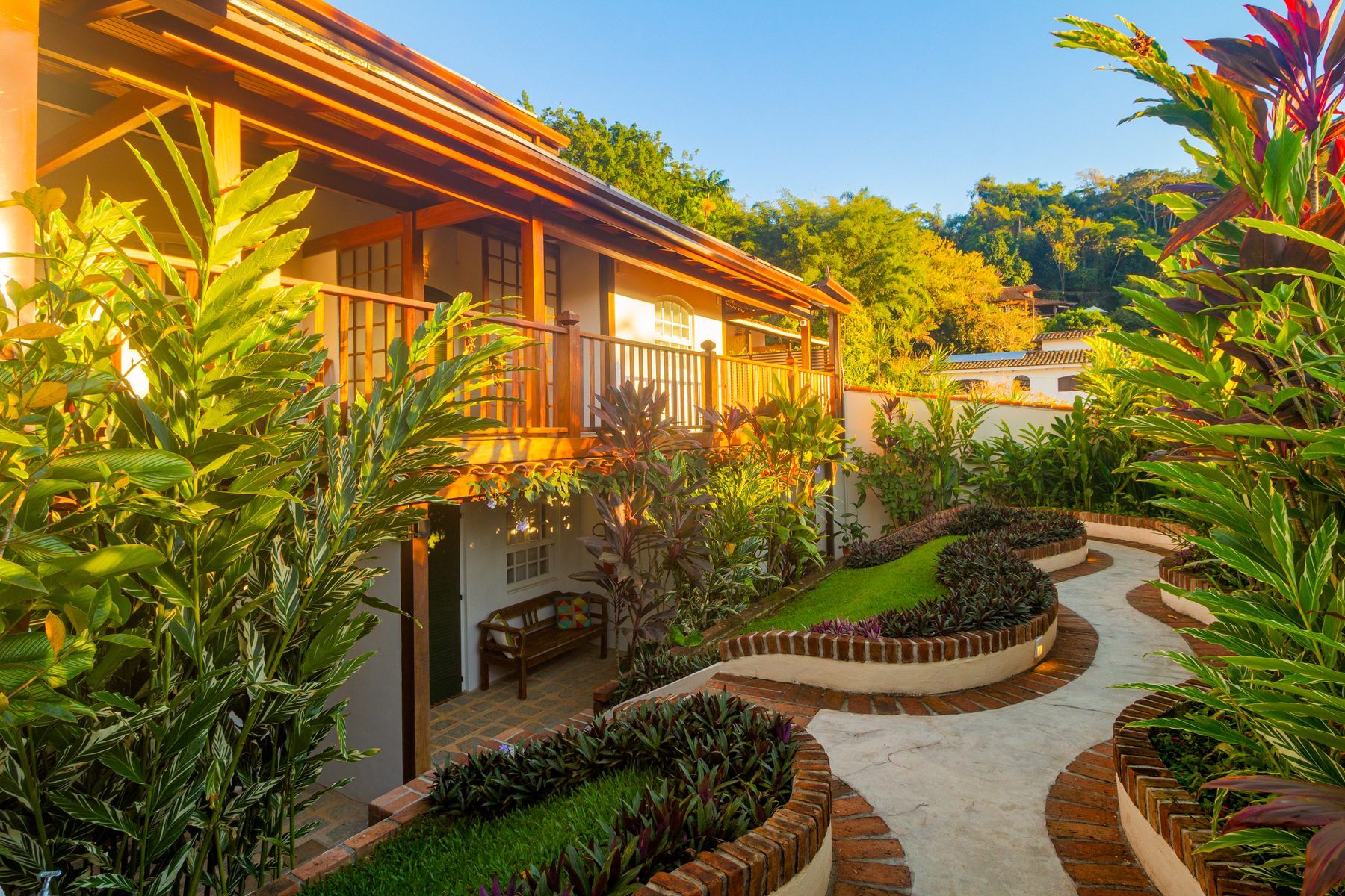 Garten und Veranda des Hotels