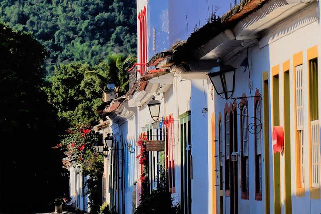 Rua de pedra do centro histórico com casarões brancos
