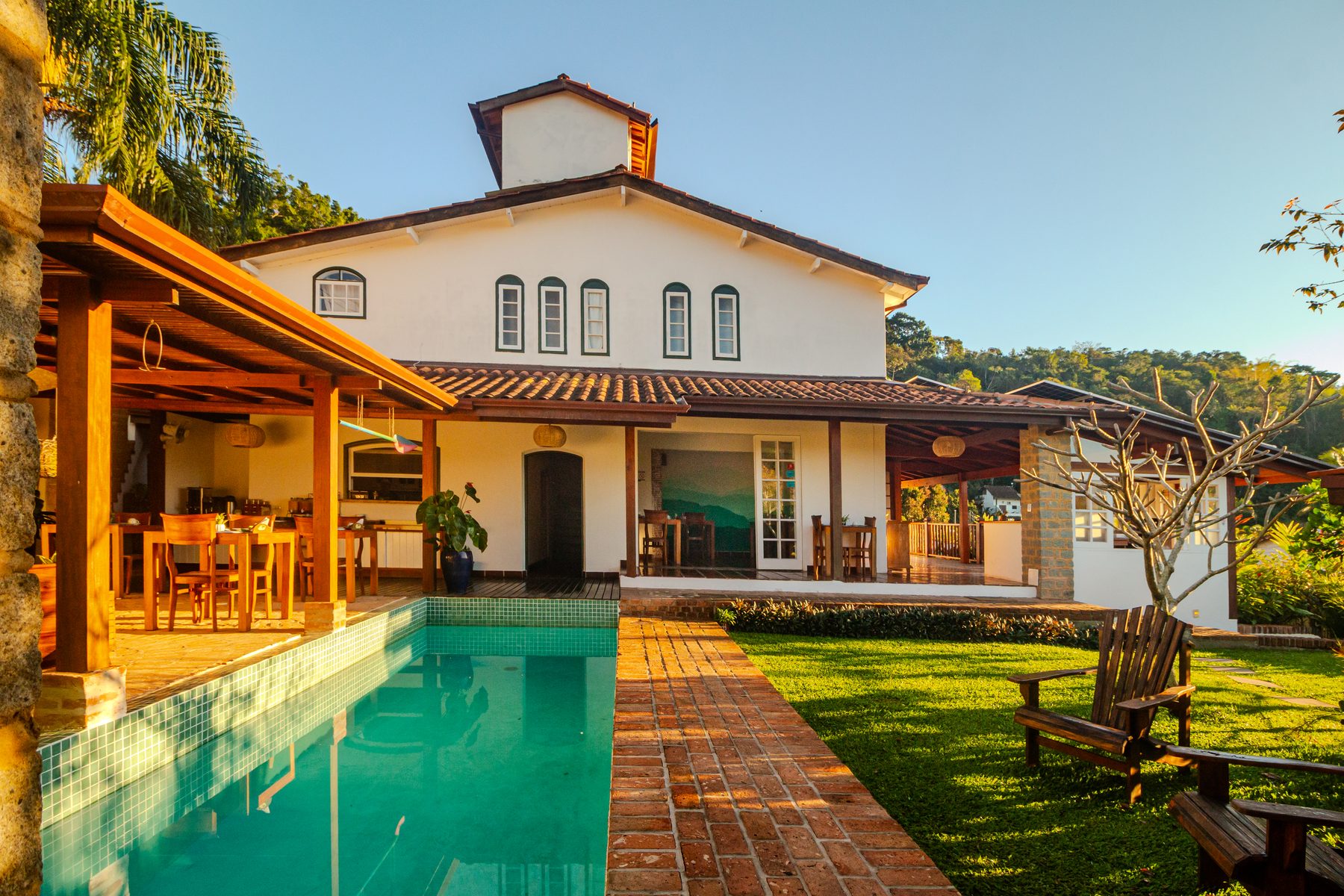 Pool und Veranda des Hotels bei Sonnenuntergang