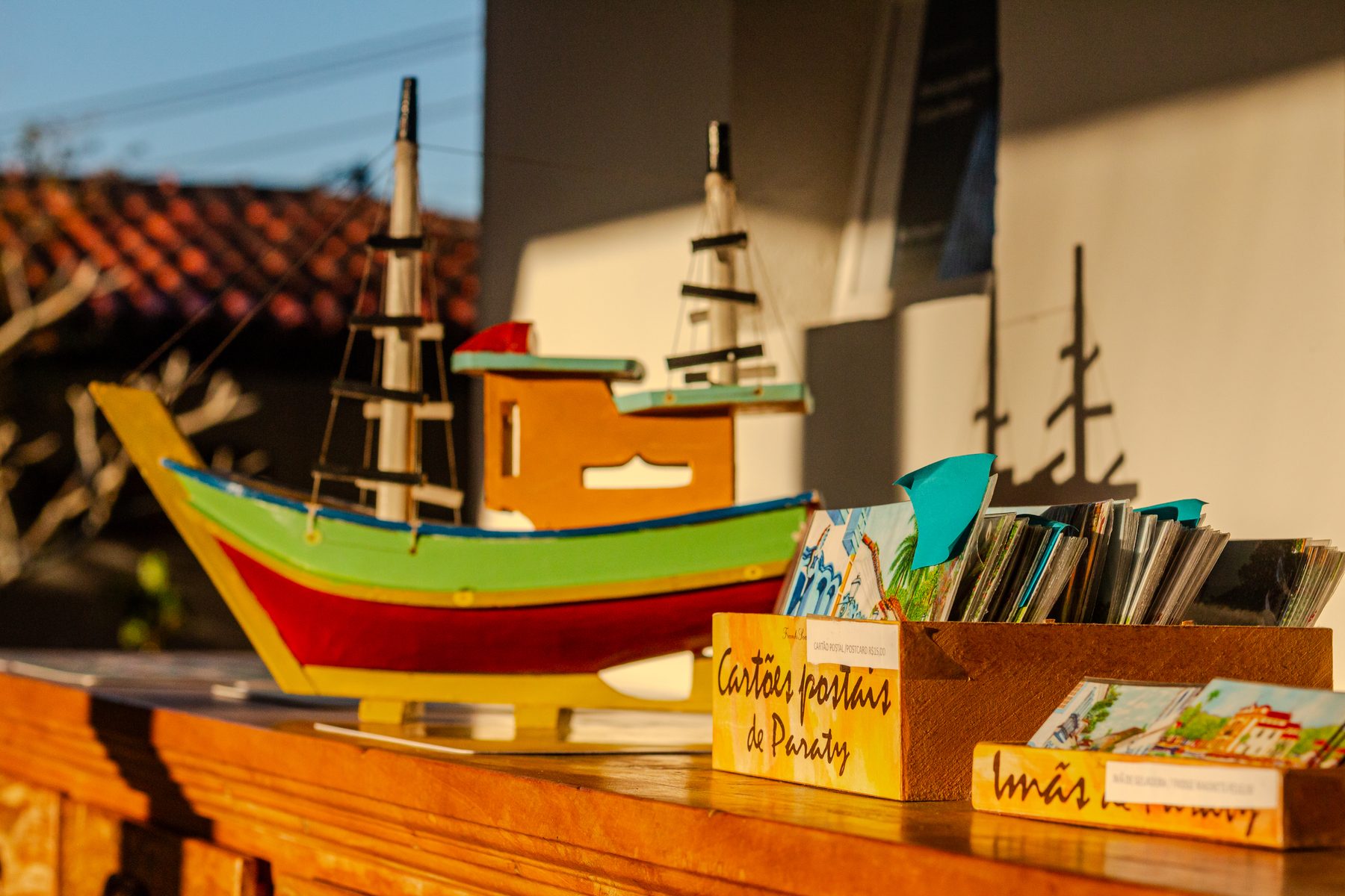 Postkarten und Boote in Paraty